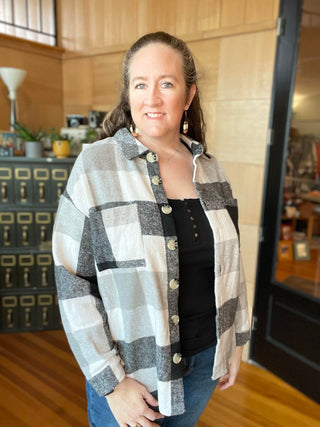 BLACK AND WHITE BUFFALO PLAID SHACKET WITH FRONT POCKETS