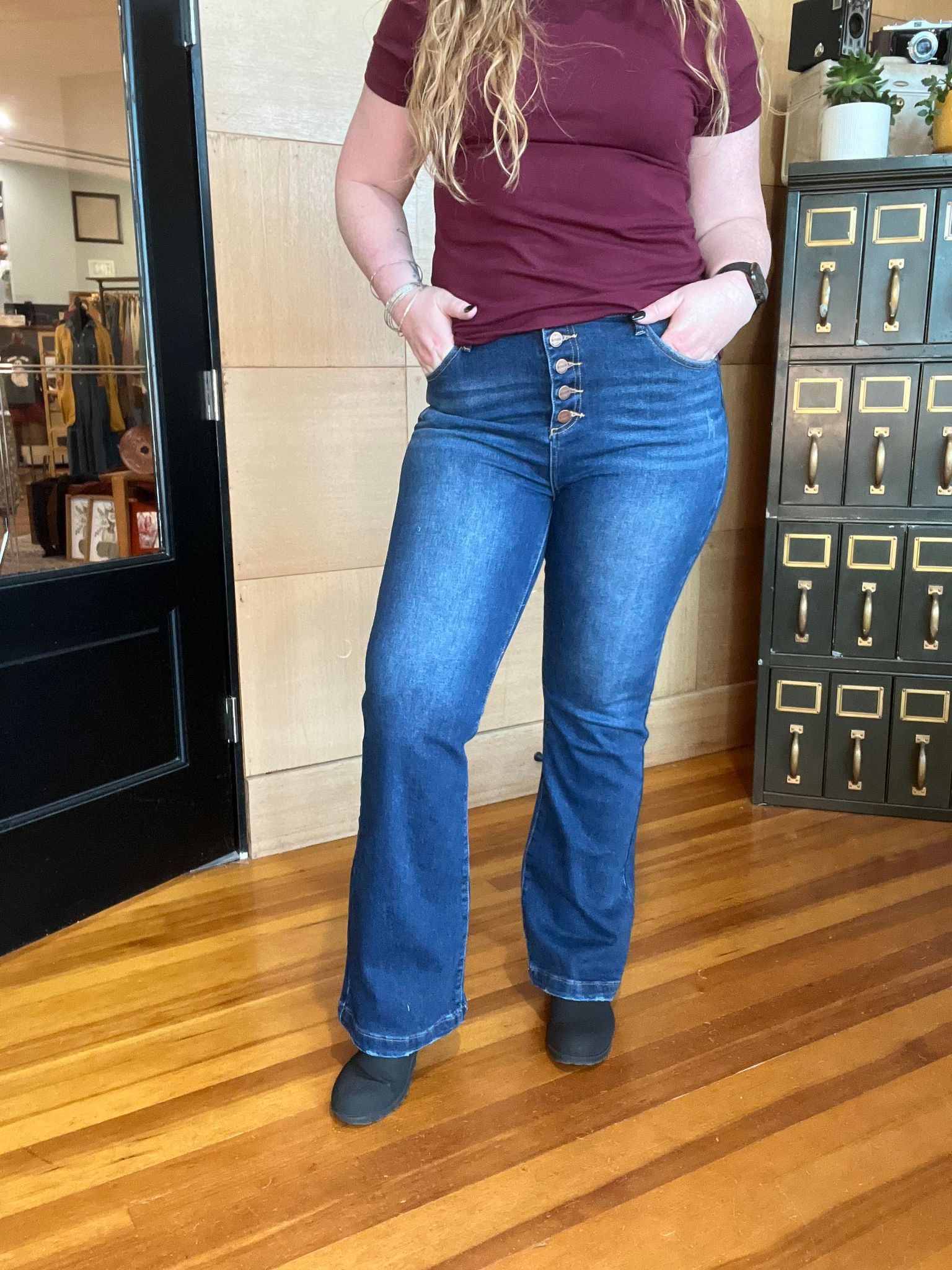 THE "HALLEE" RISEN BRAND HIGH RISE BUTTON DOWN BOOTCUT JEANS