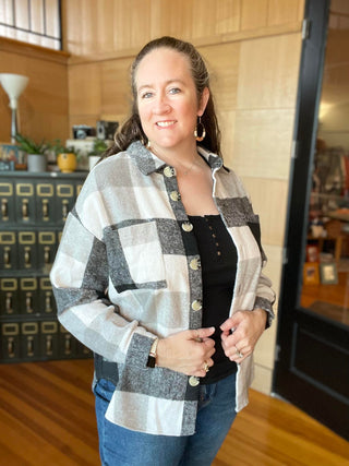 BLACK AND WHITE BUFFALO PLAID SHACKET WITH FRONT POCKETS