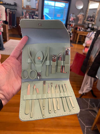 MINT GREEN 16 PIECE MANICURE SET