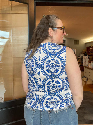 BLUE AND WHITE PRINT PINTUCK SLEEVELESS TOP