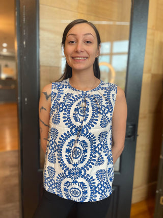 BLUE AND WHITE PRINT PINTUCK SLEEVELESS TOP