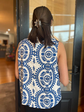 BLUE AND WHITE PRINT PINTUCK SLEEVELESS TOP