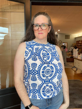 BLUE AND WHITE PRINT PINTUCK SLEEVELESS TOP