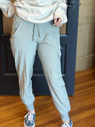 HIGH-WAISTED CAPRI ZIPPERED JOGGERS – SHADOW GREY