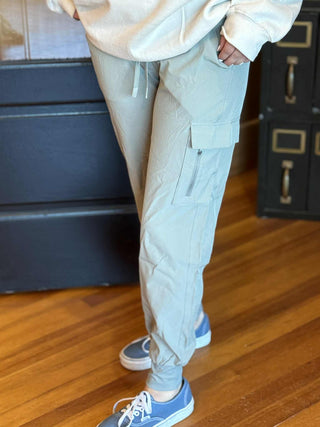 HIGH-WAISTED CAPRI ZIPPERED JOGGERS – SHADOW GREY