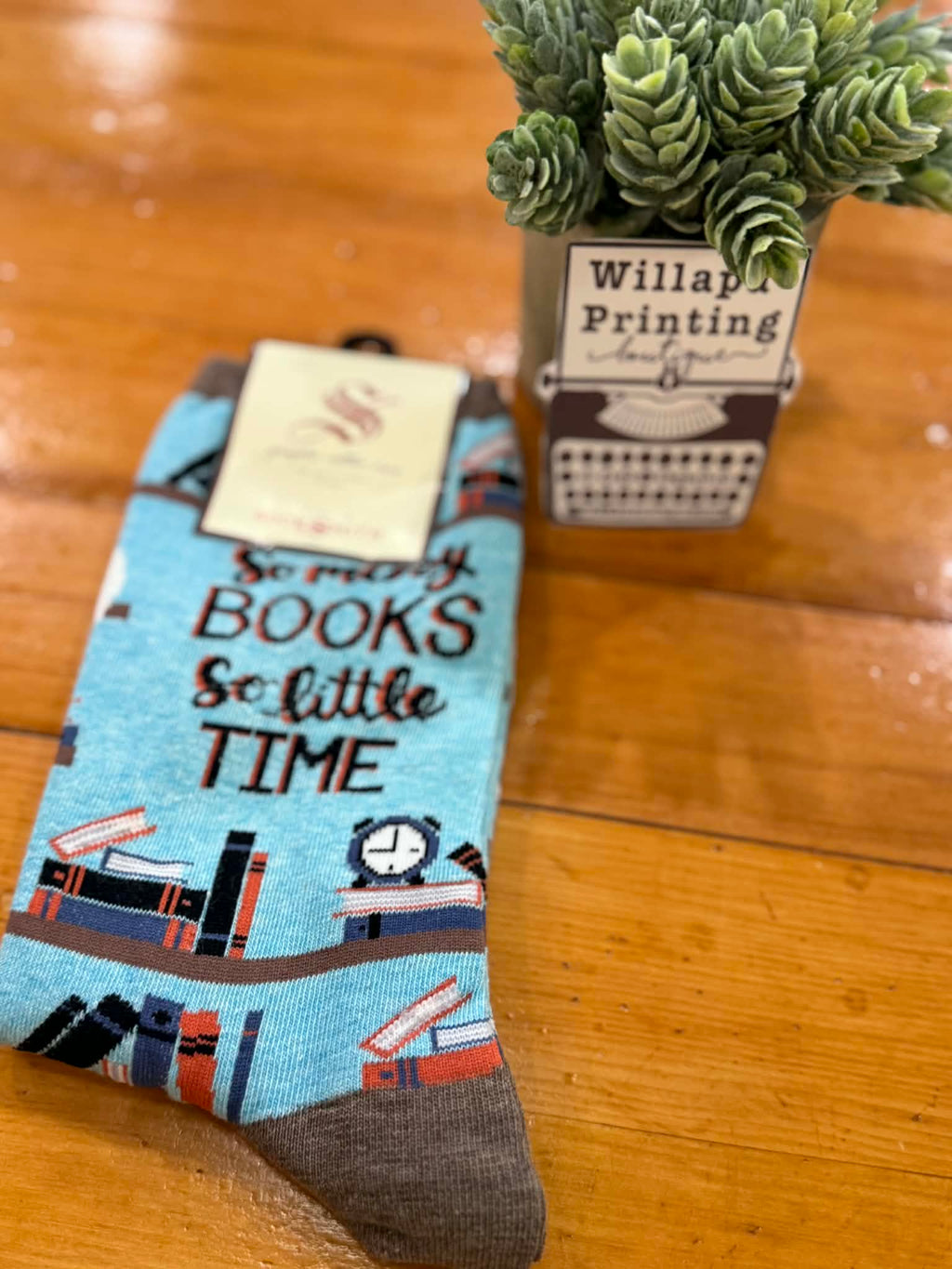 ADULT SO MANY BOOKS LIBRARY SOCKS – Willapa Printing Boutique