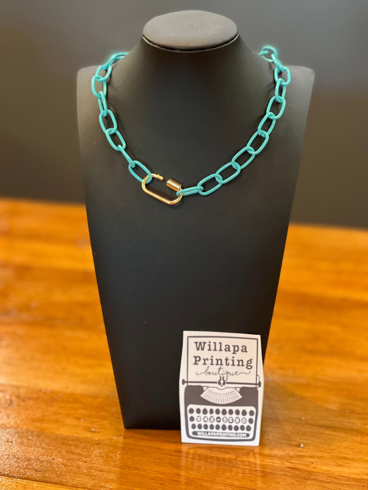BRIGHT BLUE CHAIN LINK NECKLACE WITH CARABINER