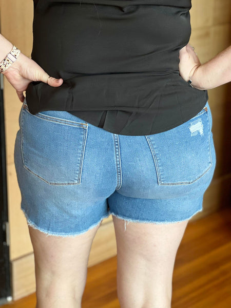 "CHILLAXING" MEDIUM WASHED LIGHT DISTRESSING JUDY BLUE SHORTS