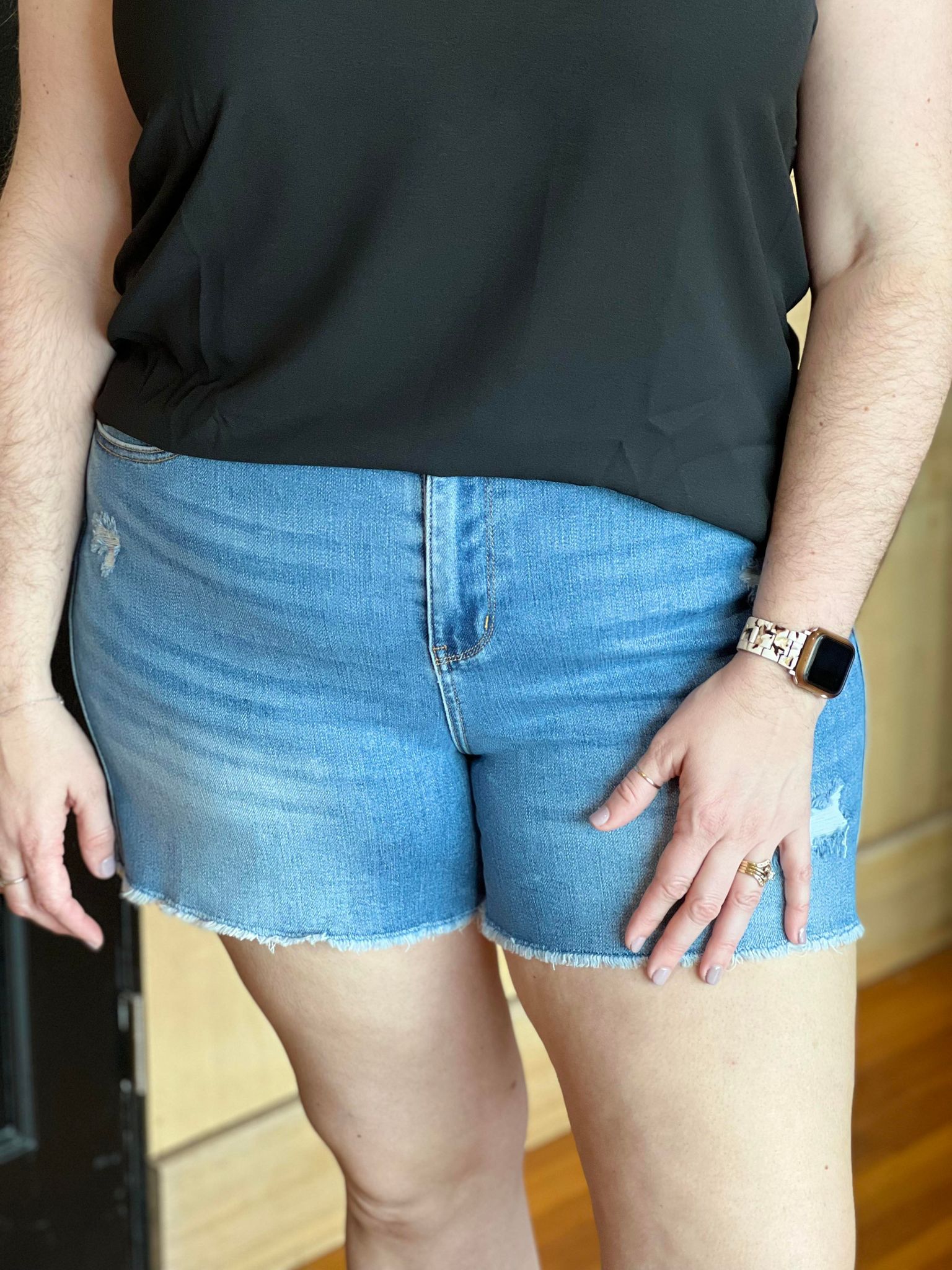 "CHILLAXING" MEDIUM WASHED LIGHT DISTRESSING JUDY BLUE SHORTS