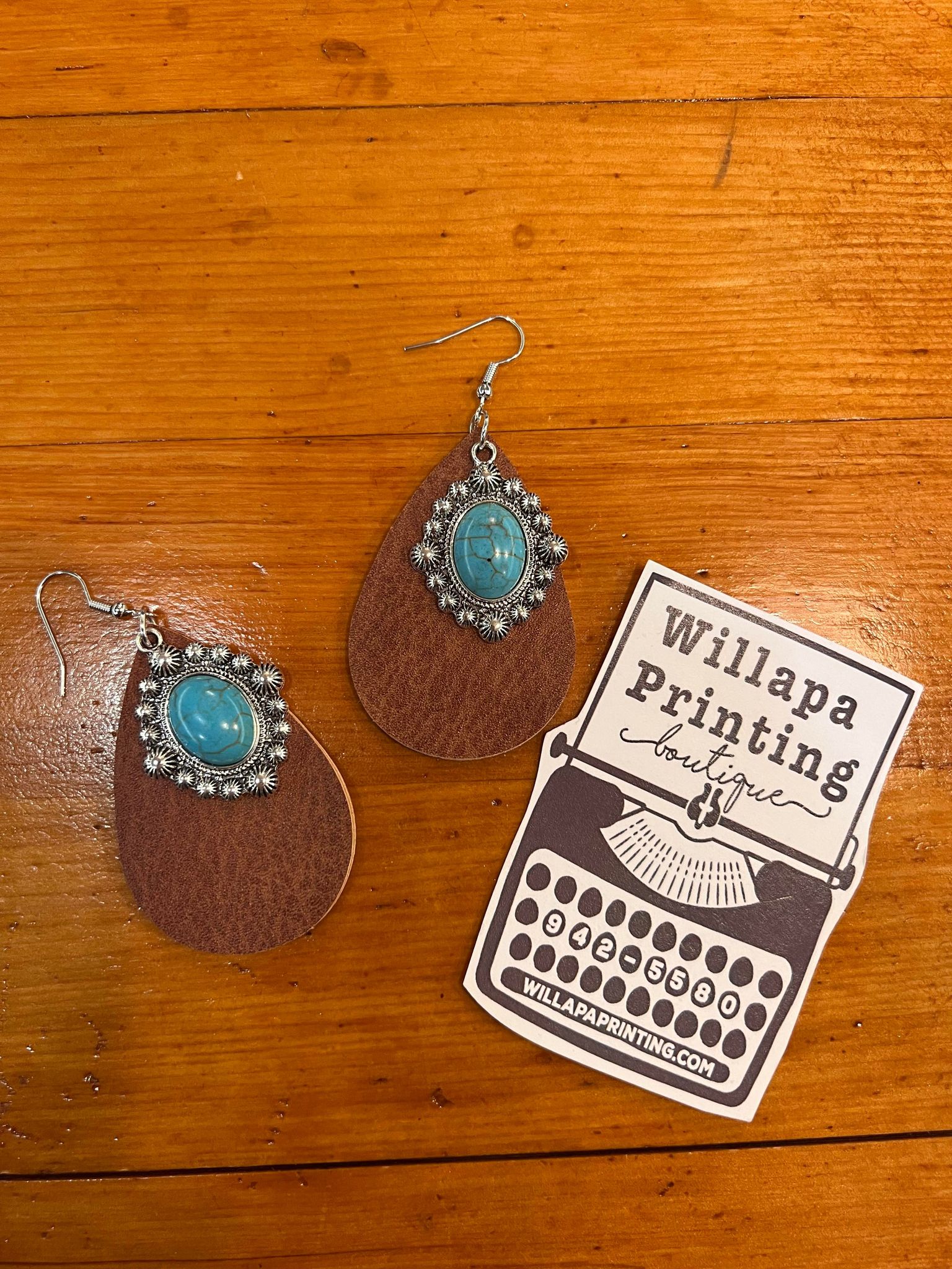 LEATHER TEARDROP EARRINGS WITH TURQUOISE STONE