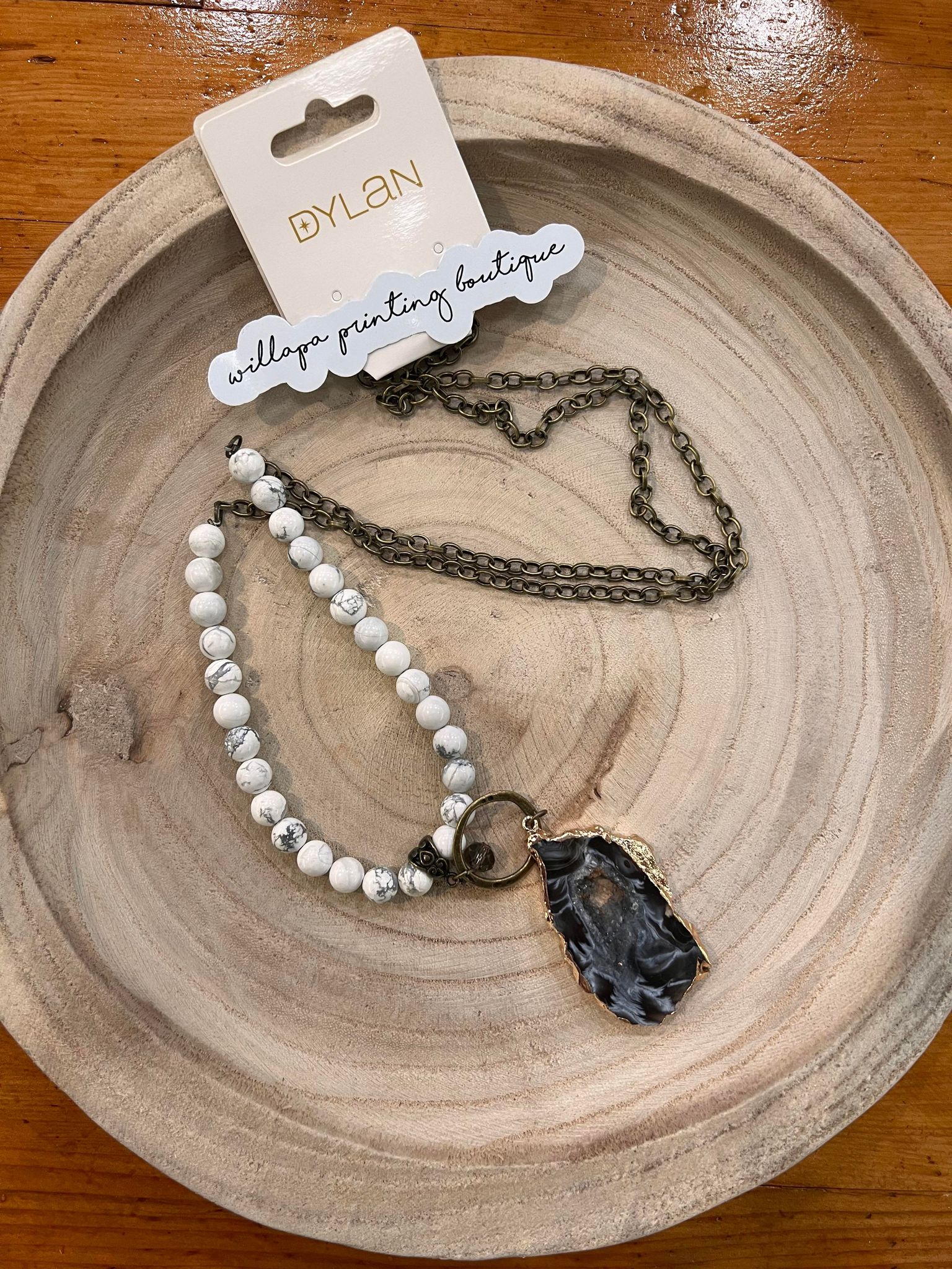 CARLY NECKLACE WITH WHITE STONE BEADS AND NATURAL DRUZY PENDANT